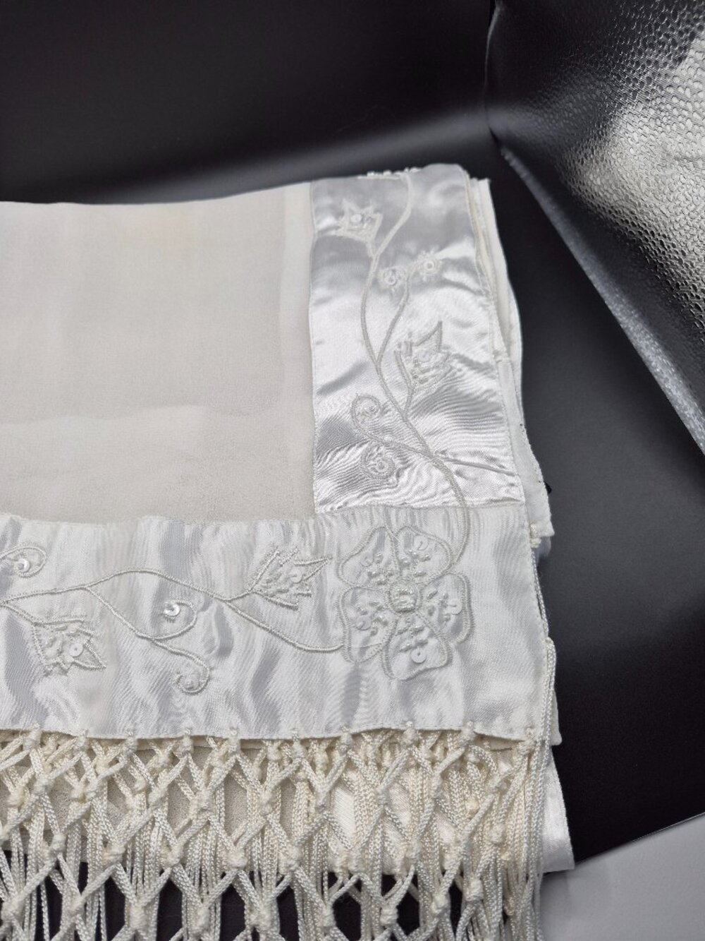 Valerie Stevens White Floral Embroidered Satin Border Shawl Fringe Wrap 82x18